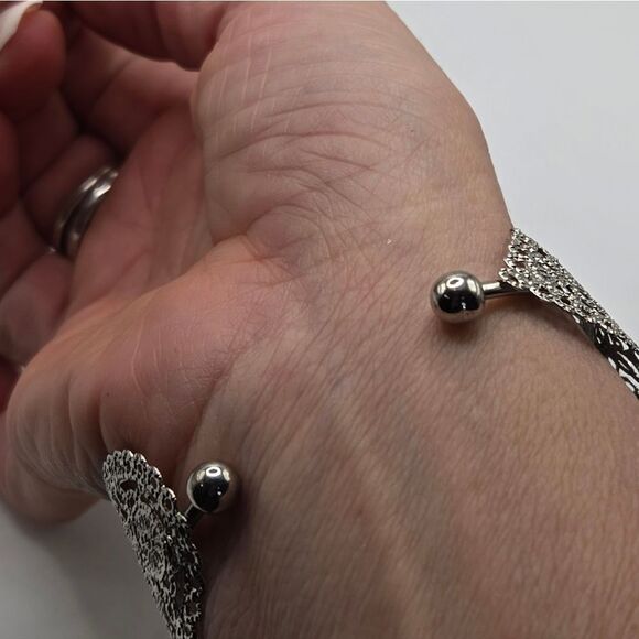 "5/$25" Ornate Lace Filigree Silvertone Cuff Bracelet Sz Average To Large - Picture 5 of 8